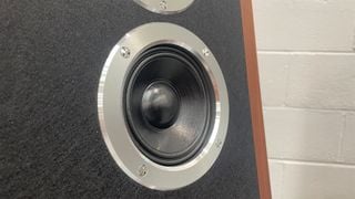 Boxe de podea Audiovector Trapeze Reimagined, prim-plan al unității de mid/bas