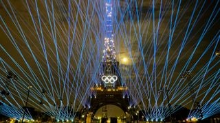Turnul Eiffel iluminat de un câmp de lumină laser pe timp de noapte la repetiția pentru Ceremonia de Deschidere a Jocurilor Olimpice de la Paris 2024.