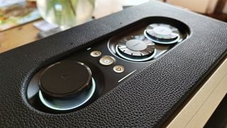 Difuzor wireless JBL Authentics 300 vedere de sus unghiulară arătând butoane și controale