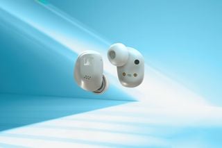 Căștile Sennheiser Accentum True Wireless pe un fundal albastru
