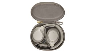 Sony WH-1000XM4 pliate în husa furnizată