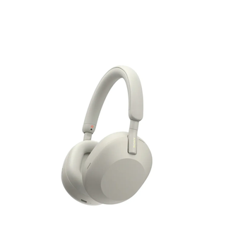 Sony WH-1000XM5 pe fundal alb