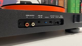 Pick-up JBL Spinner BT văzut din spate arătând conexiunile