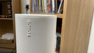 Prim-plan cu logo-ul Sonos Era 100 pe boxă