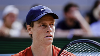 Jannik Sinner din Italia în acțiune înainte de semifinala Alcaraz vs Sinner la Roland Garros 2024