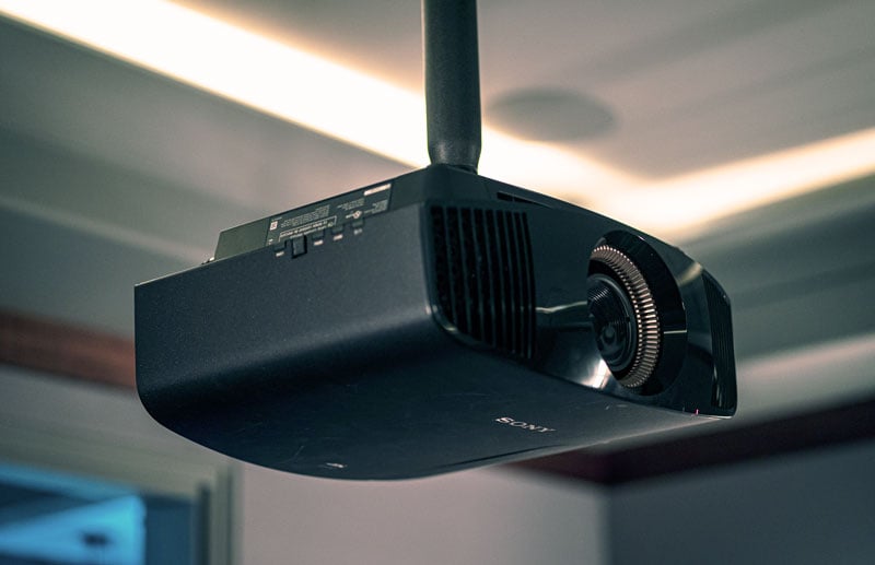 Proiector home cinema Sony montat pe tavan