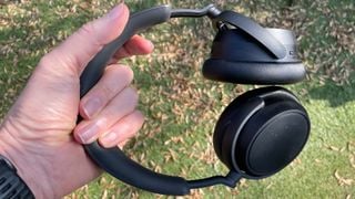 Căști over-ear cu anulare a zgomotului Sennheiser Accentum Plus Wireless ținute în mână în aer liber