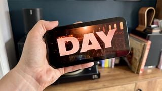 Smartphone Apple iPhone 15 Plus ținut în mână arătând o imagine