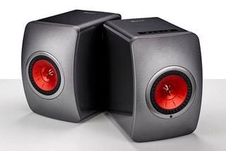 Două boxe KEF LS50 Wireless pe un fundal gri