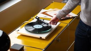 Pro-Ject T2 Super Phono pe un fundal galben