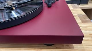 Pick-up Pro-Ject Debut Evo 2, prim-plan al colțului plintei