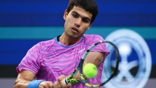 Carlos Alcaraz din Spania, purtând un tricou mov, returnează un șut înaintea turneului de tenis Openul Franței 2024.