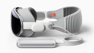 Cască AR Apple Vision Pro din lateral cu bateria sa pe un fundal alb