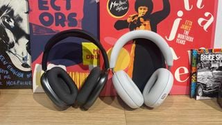 Sonos Ace sprijinite de un fundal colorat, lângă Apple AirPods Max
