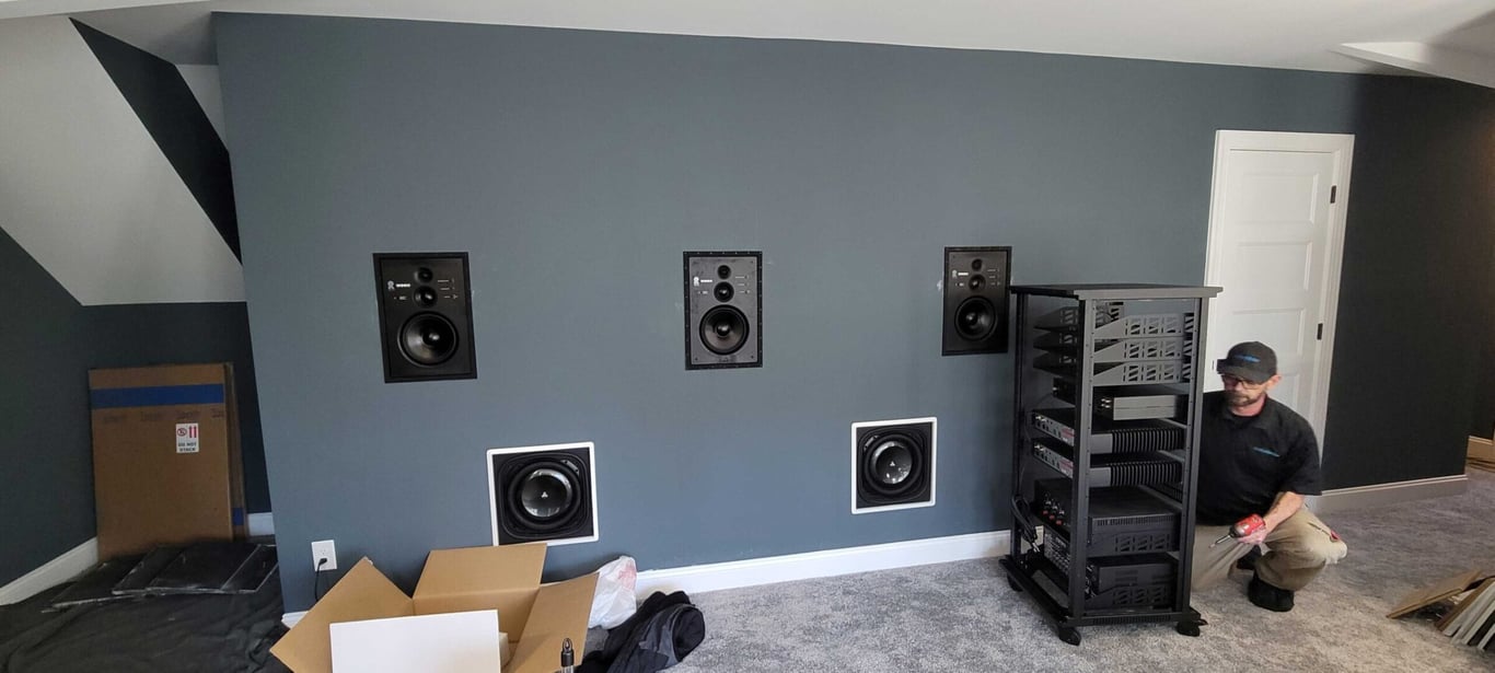 Boxe în perete instalate pentru a fi amplasate în spatele unui ecran de proiecție pentru home cinema