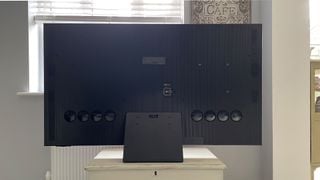 Samsung QE65S95D QD-OLED văzut din spate
