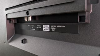 Televizor OLED Philips OLED809 detaliu pe spatele televizorului afișând conexiunile