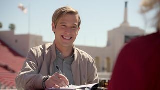 Live From The Other Side mediu Tyler Henry semnând hârtie zâmbind