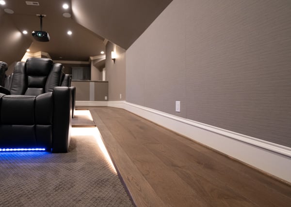 Scaune de home cinema și iluminat pentru platformă