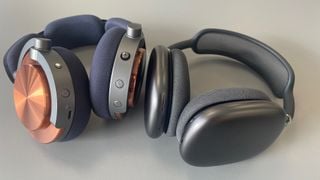Căști Dyson OnTrac și Apple AirPods Max așezate una lângă alta.