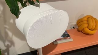 Difuzor Sonos Era 300 cu finisaj alb