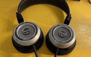Grado SR325x pe un birou din lemn