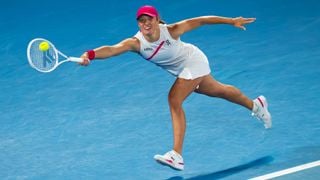 Iga Swiatek se întinde pentru o lovitură la AO 2024 înainte de transmisiunea live Swiatek vs Noskova