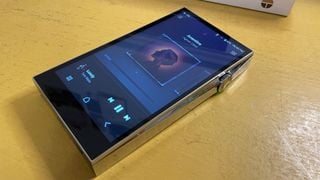Playerul muzical Astell &amp; Kern A&amp;ultima SP3000 pe un birou