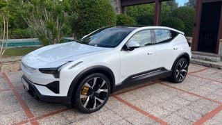 Polestar 3 alb parcat în fața unei vile
