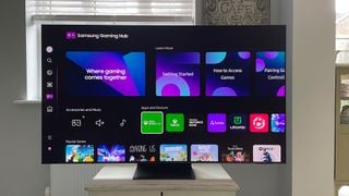 Vedere frontală a televizorului Samsung QE65S95D QD-OLED cu ecran afișând sistemul de operare