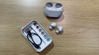 Căști wireless Sony WF-1000XM5 cu carcasă, eartips și cablu de încărcare