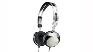 beyerdynamic T51p pe un fundal alb