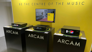 Arcam SA45, Arcam SA35, Arcam ST25 expuse pe un fundal galben