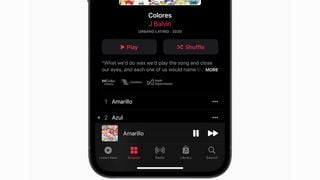 Jumătatea inferioară a unui iPhone, afișând interfața Apple Music