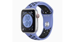 Apple Watch în mov pe un fundal alb