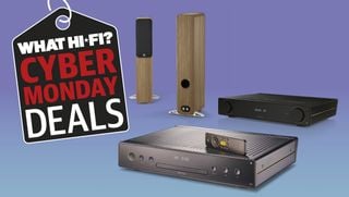 Boxe Q Acoustics 5040, CD player Arcam CD5 și amplificator Arcam A5 pe un fundal mov cu etichetă de cyber monday