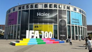 Imagine a halei Messe Berlin cu semnul IFA 100 în exterior