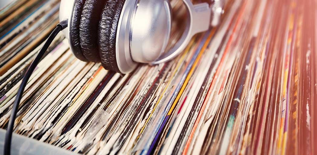 Imagine cu căști pe discuri de vinil