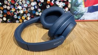 Sony WH-CH720N așezate pe o suprafață de lemn