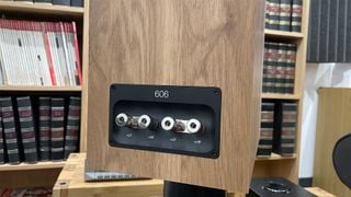 Boxe de raft: Bowers & Wilkins 606 S3