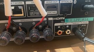 Panoul din spate al streamerului Marantz Model M1 arătând conexiunile
