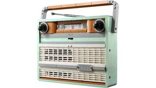 radio retro Lego pe un fundal alb