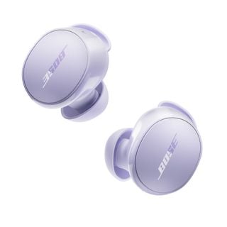 O pereche liliachie de Bose QuietComfort Earbuds (2024) pe un fundal alb.