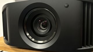 O fotografie de aproape a obiectivului proiectorului JVC DLA-NZ800