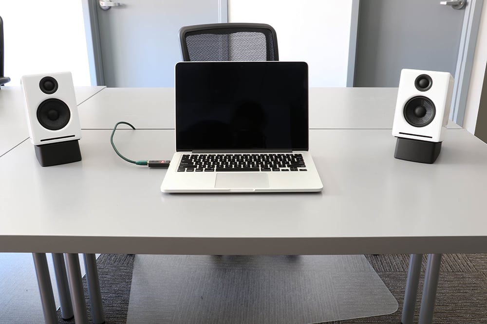imagine laptop cu suporturi înclinate pentru boxe de birou