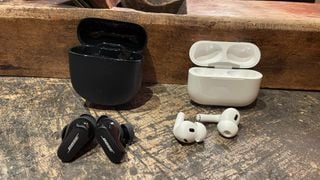 Bose QuietComfort Earbuds II și Apple AirPods Pro 2 alăturate