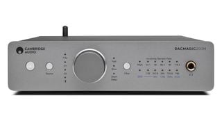 Cambridge Audio DacMagic 200M pe un fundal alb