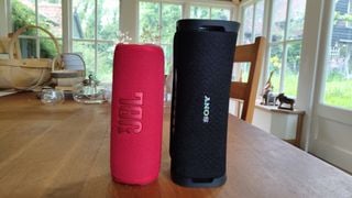 JBL Flip 6 alături de Sony ULT Field 1