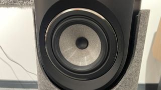 Sistemul stereo all-in-one Focal Diva Utopia de aproape pe unitățile medii/bas