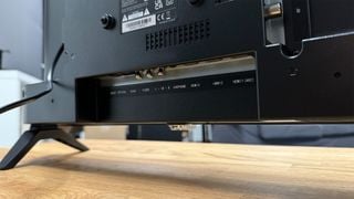 Televizor RCA Roku de 24 de inchi (RK24HF1) prim-plan al spatelui cu conexiuni